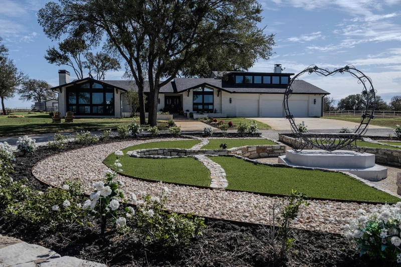 Lockhart estate wedding venue with exclusive features - 150 guest capacity - sleeps 12