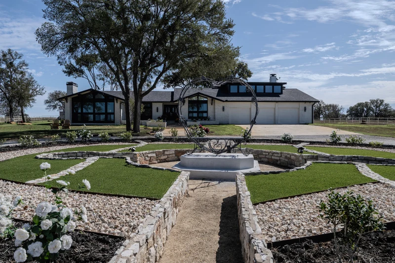 Lockhart estate wedding venue with exclusive features - 150 guest capacity - sleeps 12