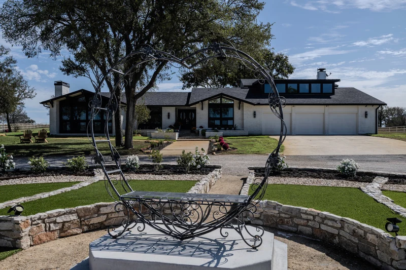 Lockhart estate wedding venue with exclusive features - 150 guest capacity - sleeps 12