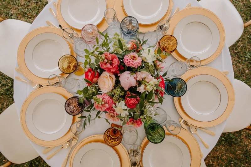 Folls' Flowers centerpiece on a round table seen from above